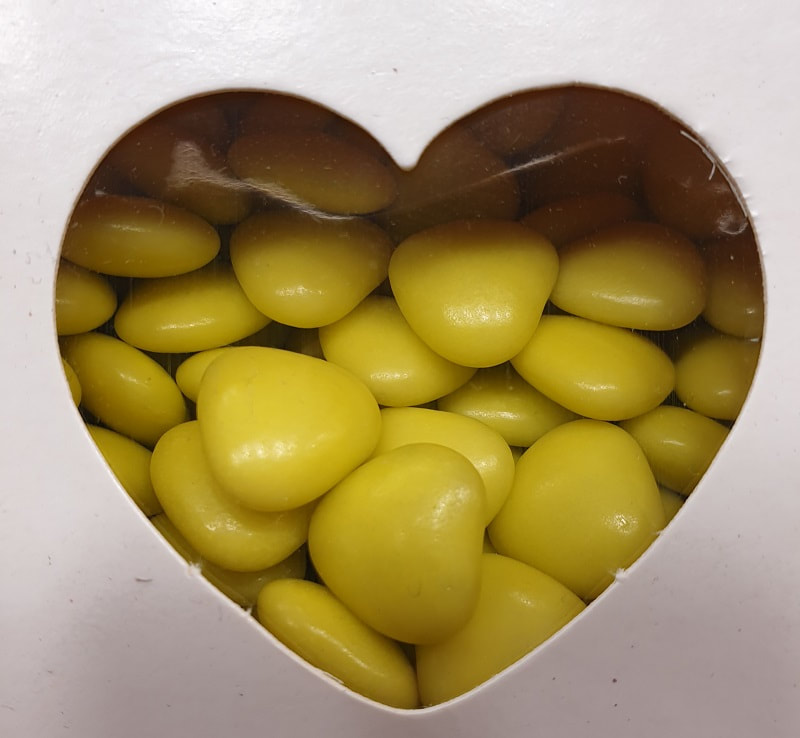Mini coeur en velours garni de dragées chocolat en forme de coeur